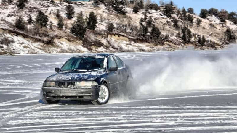 BMW E46 driftend op ijs